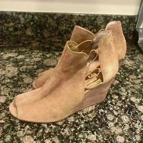 Lucky Brand wedge sandal. Slip on style size 9. Very good condition. - Picture 7 of 16